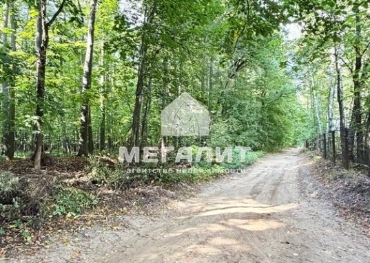 На первом этаже просторная комната, кухня, веранда , на втором этаже 2 комнаты.