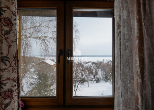 Организован спуск на воду для катера.<br />В 100 метрах от дома благоустроен родник с вкуснейшей водой, сразу за которым можно прогуляться по лесу.<br /><br />Воздух - одна из изюминок данного предложения! Здесь хорошая роза ветров, климат как в Крыму или Сочи, горный воздух, почти что морской.