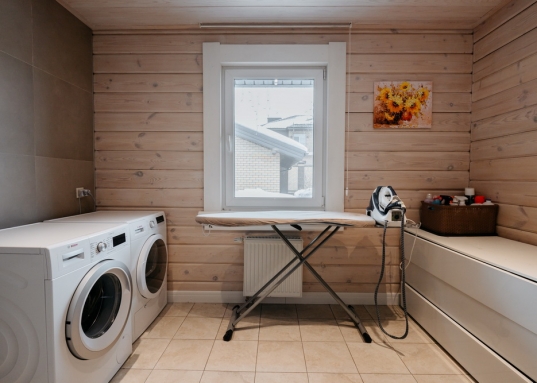 Роскошный дом площадью 536,5 кв. расположен на 2 линии от берега Волги, выполнен из высококачественного бруса, полностью оснащен всеми необходимыми инженерными системами и коммуникациями.