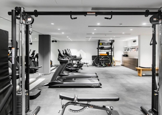 При гольф-клубе также открыта Детская Академия, которая проводит тренировки для самых маленьких игроков.<br /><br />На территории гольф-клуба вас порадуют изысканные рестораны, где можно позавтракать всей семьей, провести время с близкими или отметить важное событие на высоком уровне.<br />Отдельным плюсом является наличие 5-звездочного отеля <strong>AK BARS Golf&resort</strong> с фитнес-центром и спа-комплексом с открытым бассейном с видом на Волгу и всеми возможными видами услуг для заботы о себе.<br /><br />На территории гольф-клуба расположен премиальный <strong>яхт-клуб BG FAMILY Казань</strong>.