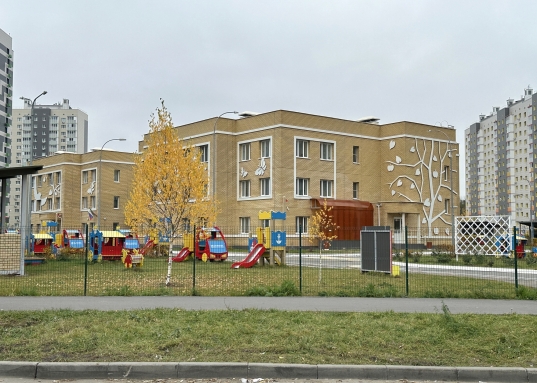 концепция <strong>ГОРОД В ГОРОДЕ: все что Вам необходимо, есть в пределах ЖК</strong>: гимназия, 2 детских сада, магазины, аптеки, танцевальные студии, детские секции и студии творчества, Кофейни SURF и Ураган-Сарай, ДОДО пицца, ресторан P.Love, грузинское и итальянское кафе.