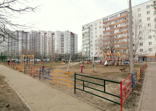 Прямо во дворе детский сад №394, рядом детский сад № 402 Солнышко, на ул. Ломжинская №399 Тургай, на ул. Ю.