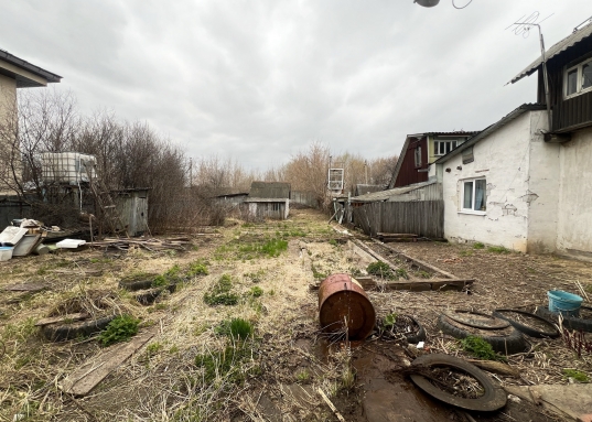 До дома асфальтированная дорога, в 300 метрах от города остановка общественного транспорта, магазины Магнит и Пятерочка, пункты выдачи Озон и Валдберис.