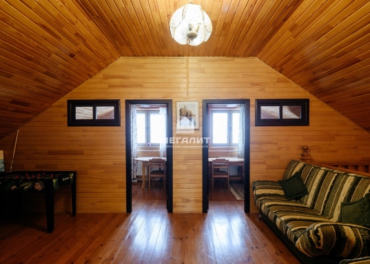 пленит Ваше сердце непередаваемой атмосферой, функциональностью и качеством!<br /><br />Дом построен в 2006 году, есть баня, гараж, теплица, летняя кухня с зоной барбекю, выполнено полное благоустройство участка: брусчатка, большое количество декоративных и плодовых деревьев: сосны, ели, кедры, разнообразие можжевельников и туй, яблони, груши, вишни, 6 сортов винограда и многое другое будут радовать Вас каждое лето!<br /><br /><strong><span style="text-decoration:underline;">О доме:</span></strong><br /><br />Год постройки: 2006<br />Материал стен: кирпич<br />Фундамент: блочный<br />Количество этажей: 2<br />Коммуникации: отопление: индивидуальный газовый котел с насосом, электричество: 15 кВт, 380 Вольт, 3 фазы, вода: артезианская скважина 67 м, система фильтрации<br />Внутренняя отделка: различные сорта древесины - лиственница, сосна, дуб и тд.<br /><br />Комфортная и адаптивная планировка: в текущей вариации 2 спальни на 1ом этаже и 3 спальни на 2ом этаже.