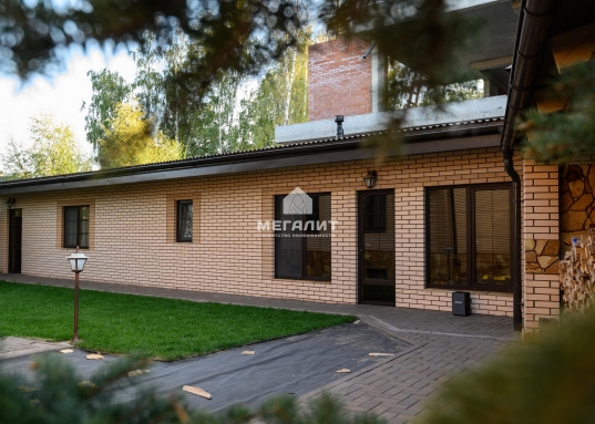 Через дорогу от поселка - гипер-маркет "Лента"<br />* Асфальтированная дорога<br /><br />Соседствует с поселками: Алтан, Восточный, Салмачи, Примавера, Матур, Привольный, Вознесенское.<br /><br />Не упустите возможность стать владельцем этого уникального дома, который сочетает в себе комфорт, стиль и близость к природе.