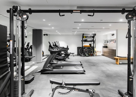 При гольф-клубе также открыта Детская Академия, которая проводит тренировки для самых маленьких игроков.<br /><br />На территории гольф-клуба вас порадуют изысканные рестораны, где можно позавтракать всей семьей, провести время с близкими или отметить важное событие на высоком уровне.<br />Отдельным плюсом является наличие 5-звездочного отеля <strong>AK BARS Golf&resort</strong> с фитнес-центром и спа-комплексом с открытым бассейном с видом на Волгу и всеми возможными видами услуг для заботы о себе.<br /><br />На территории гольф-клуба расположен премиальный <strong>яхт-клуб BG FAMILY Казань</strong>.