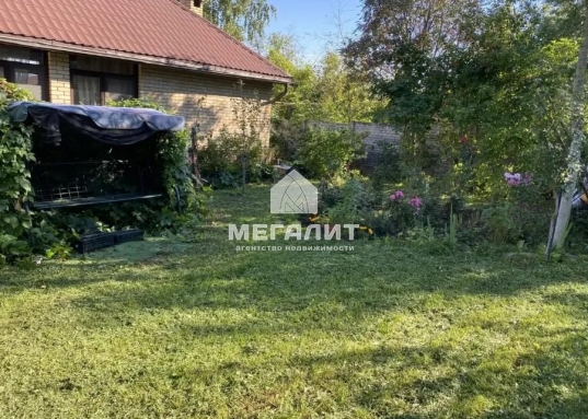 Матюшино прямо на берегу матушки Волги Вы найдете то, о чем мечтали!<br /><br />Дом построен в 2006 году, есть баня, гараж, теплица, летняя кухня с зоной барбекю, выполнено полное благоустройство участка: брусчатка, большое количество декоративных и плодовых деревьев: сосны, ели, кедры, разнообразие можжевельников и туй, яблони, груши, вишни, 6 сортов винограда и многое другое будут радовать Вас каждое лето!<br /><br /><strong><span style="text-decoration:underline;">О доме:</span></strong><br /><br />Год постройки: 2006<br />Площадь 200,6 м2<br />Материал стен: кирпич<br />Фундамент: блочный<br />Количество этажей: 2<br />Количество спален: 5<br />Коммуникации: отопление: индивидуальный газовый котел с насосом, электричество: 380 Вольт, вода: артезианская скважина.<br />Внутренняя отделка: различные сорта древесины - лиственница, сосна, дуб и тд.<br /><br />Дом полностью экологичен, каким и должен быть качественный дом для жизни на природе!<br />Великолепные видовые характеристики в любое время года: летом - бескрайние просторы Волги и щебет птиц, зимой - настоящая Новогодняя сказка!<br /><br /><strong><span style="text-decoration:underline;"> Об участке:</span></strong><br /><br />Площадь участка: 16,27 сот.<br />Участок расположен в 300 метрах от берега Волги.