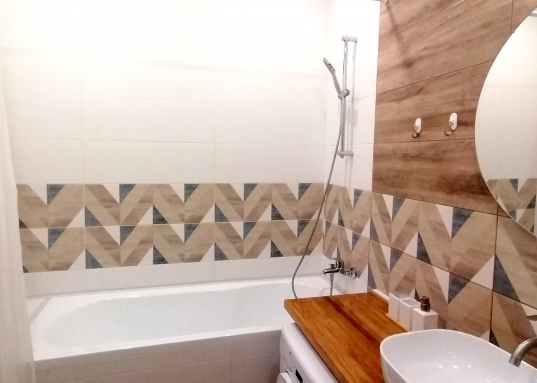 <strong>До Центра 10 минут.</strong></p><p>  <strong>  </strong> <strong>Предлагаем однокомнатную квартиру в центре Советского района по ул. Петра Полушина, д.4 в доме, расположенном напротив торгового комплекса Мегга.</strong></p><p>     Дом повышенной комфортности, закрытый двор, видеонаблюдение, система умный дом.</p><p>      В квартире сделан современный ремонт, имеется вся необходимая мебель и техника для комфортного проживания:</p><p>- двуспальная кровать;</p><p>- диван раскладной;</p><p>- обустроенная гардеробная;</p><p>- кухонный гарнитур;</p><p>- свч печь;</p><p>- телевизор;</p><p>- кондиционер;</p><p>- стиральная машина;</p><p>- холодильник.<br /><br />    Жилой комплекс расположен в центре Советского района, развитая инфраструктура, все, что необходимо для жизни находиться в шаговой доступности, напротив, по ул. Пр.