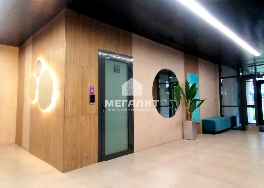 <strong>До Центра 10 минут.</strong></p><p>  <strong>  </strong> <strong>Предлагаем однокомнатную квартиру в центре Советского района по ул. Петра Полушина, д.4 в доме, расположенном напротив торгового комплекса Мегга.</strong></p><p>     Дом повышенной комфортности, закрытый двор, видеонаблюдение, система умный дом.</p><p>      В квартире сделан современный ремонт, имеется вся необходимая мебель и техника для комфортного проживания:</p><p>- двуспальная кровать;</p><p>- диван раскладной;</p><p>- обустроенная гардеробная;</p><p>- кухонный гарнитур;</p><p>- свч печь;</p><p>- телевизор;</p><p>- кондиционер;</p><p>- стиральная машина;</p><p>- холодильник.<br /><br />    Жилой комплекс расположен в центре Советского района, развитая инфраструктура, все, что необходимо для жизни находиться в шаговой доступности, напротив, по ул. Пр.