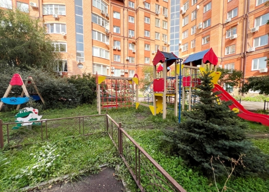 Такая перспектива превращает повседневность в череду вдохновляющих моментов, где каждый уголок города становится частью личного пейзажа.