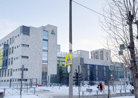 В пяти минутах ходьбы от спортивного комплекса Татнефть Арена, развлекательного комплекса «Ривьера» и торгового центра «Спар».<br /><br />О квартире:<br />- зал 18 к.м<br />- кухня 10 м2<br />- в квартире идеальная чистота, свежий ремонт в светлых тонах, куплена вся новая мебель - диван, шкаф, комод, новый кухонный гарнитур, стиральная машина, новый холодильник, СВЧ, стол и стулья, с любовью, хорошим людям.<br />- сан.узел в кафеле<br /><br />О доме:<br />- выгодное удобное расположение дома<br />- идеально чистый подъезд<br />- паковочные места во дворе<br />- детская площадка и благоустроенная территория<br />- напротив школы "Адымнар"<br /><br />Инфраструктура:<br /><br />Развитая инфраструктура, рядом детские сады и школы, магазины, остановка общественного транспорта, до метро Козья Слобода 15 минут.<br /><br />Рядом улицы: Чистопольская, Козина, Амирхана, Ямашева, Мусина, Меридианная.