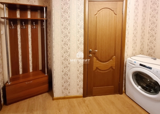 Квартира с хорошим ремонтом, установлен кухонный гарнитур, холодильник, стол, стулья.