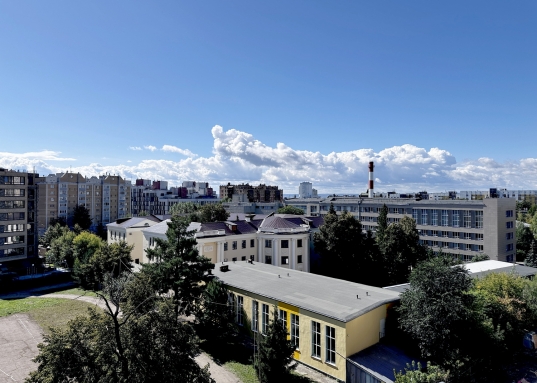 Просторна <strong>кухня - гостиная с </strong><strong>панорамным окном</strong> и выходом на балкон, ориентированным таким образом, чтобы Вы могли встречать рассвет и провожать закат, любуясь панорамой центра Казани.