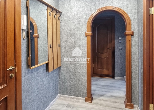 Сдается в первый раз!!!<br /><br />Ленинградка, чистый подьезд, видеодомофон.<br />​​​​​​​Современная территория, видеонаблюдение, детская и спортиная площадки.<br /><br />МЫ ПРОВЕРИЛИ КВАРТИРУ ,ЧТО В НЕЙ ВСЁ ХОРОШО,СОБСТВЕННИК НАДЁЖНЫЙ.<br /><br />ФОТОГРАФИИ НАСТОЯЩИЕ- МЫ ИХ СДЕЛАЛИ САМИ.<br /><br />Чистая и опрятная квартира, техника вся имеется (два телевизора, холодильник, СВЧ, стиральная машина, кондиционер, Интернет), из мебели двуспальная кровать, платяной шкаф, раскладывающийся большой угловой диван, стенка, встроенный шкаф-купе с зеркалом.<br /><br />В шаговой доступности мечеть "Булгар", продуктовые магазины, поликлиника, аптеки, великолепное озеро для прогулок и иные объекты инфраструктуры.