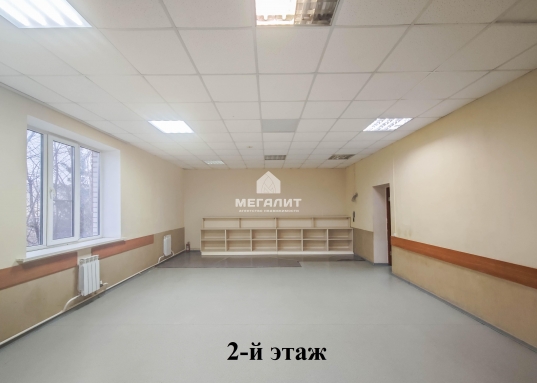 Владельцы офисов могут забыть о необходимости искать свободное место возле офиса — просторная стоянка оборудована всем необходимым для комфортного размещения машин партнеров по бизнесу, поставщиков и сотрудников компании. <br /><br />Надежность энергоснабжения<br /><br />Особенность этого здания заключается также в наличии индивидуального подключения к системе газоснабжения.