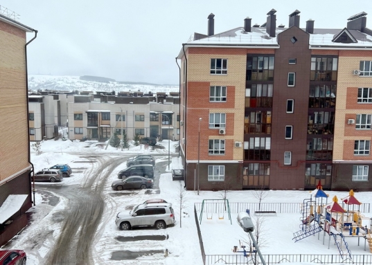 Продается стильная двухкомнатная квартира, общей площадью 72,3 кв.м. в кирпичном доме с индивидуальным отоплением в Кировском районе ЖК "Волжская гавань" по ул. Гумера Баширова, д. 3А.<br /><br />Квартира с качественным ремонтом в теплых тонах, продуманной системой освещения, создающей теплую и уютную атмосферу.<br /><br />Удобная планировка:<br />- просторная кухня-столовая 15,9 кв.м. со встроенным кухонным гарнитуром, оборудованным всей необходимой бытовой техникой, и выходом на лоджию,<br />- гостиная 16,7 кв.м.,<br />- изолированная спальная комната 19,6 кв.м,<br />- санузел с ванной в кафеле<br /><br />В квартире установлены: кондиционеры, входная дверь повышенной взломоустойчивости, домофон, интернет, кабельное ТВ.<br /><br />Отличное месторасположение дома вблизи р.
