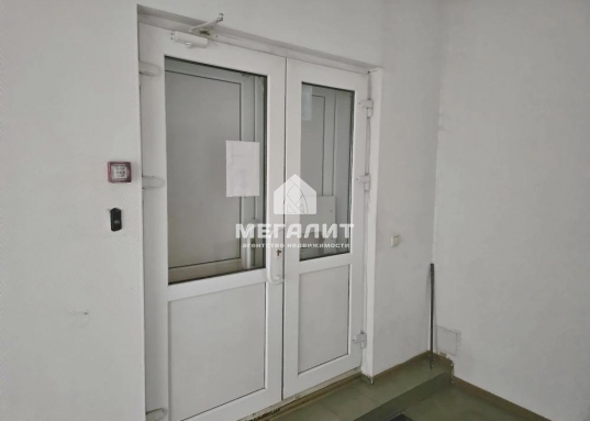 Имеется 3 входных группы: центральный - со стороны дороги и 2 запасных - с бокового и заднего фасадов здания.<br /><br />Помещение идеально подходит по торговлю: удобная планировка (просторный торговый зал 113 кв.м.), хорошая обзорность, место под вывеску.