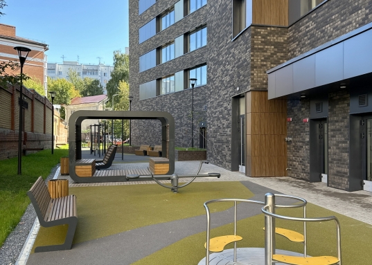 Фасады дома выложены клинкерной плиткой и композитными фасадными панелями, благодаря чему дом органично вписывается в существующий контекст города. <br /><br />Расположение в тихом и уютном центре города порадует удобной инфраструктурой и доступностью к деловой, общественной и развлекательной жизни Казани.