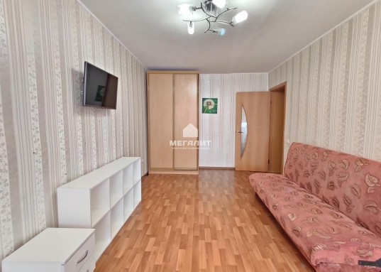 Рядом с домом расположены детские сады: №282, №174, №84, №340 и прямо во дворе детский сад №107, детская городская поликлиника №4, городская детская больница №1, а также различные учреждения культуры, такие как арт-пространство "Фабрика Алафузова" и музыкальный молодежный театр "Лориэн", школа №65, гимназия №2, колледж ККСАИГХ, стоматология, социальный фонд, аптеки.<br /><br />Если вам важно наличие медицинских учреждений поблизости, вам понравится, что поблизости расположены больница №16 и республиканский центр поддержки творчески одаренных детей и молодежи "Созведие - йолдызлык".<br /><br />В шаговой доступности от дома находятся: супермаркет "Пятёрочка", магазин "Красное&Белое", универсам "Верный", Московский рынок, что обеспечит вам комфорт и удобство при покупках.<br /><br />Квартира готова к продаже и уже ждет своего нового хозяина!