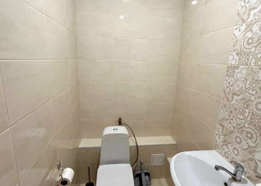 <strong>     Квартира реальная. <br /></strong><br />     <strong>Сдаю на долгий срок двухкомнатную квартиру в Советском районе г. Казани в современном ЖК "Весна" по ул. Азата Аббасосова, д.8.<br /></strong><br />     Жилой комплекс повышенной комфортности, видеонаблюдение, система умный дом.<br />      В квартире сделан современный ремонт, имеется вся необходимая мебель и техника для комфортного проживания:<br />- двуспальная кровать;<br />- Диван раскладной;<br />- кухонный гарнитур;<br />- свч печь;<br />- телевизор;<br />- кондиционер;<br />- Стиральная машина;<br />- Холодильник.<br /><br />    Жилой комплекс расположен в центре Советского района, развитая инфраструктура, все, что необходимо для жизни находиться в шаговой доступности, через дорогу многопрофильный лицей №185 и детский сад № 158.