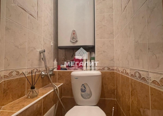 <span style="font-size:16px;"><strong><span style="text-decoration:underline;">Просторная квартира для дружной семьи в надежном кирпичном доме.</span></strong></span><br /><br />Вы искали квартиру, где тепло зимой и прохладно летом, где не слышно соседей и где есть место для каждого члена семьи?