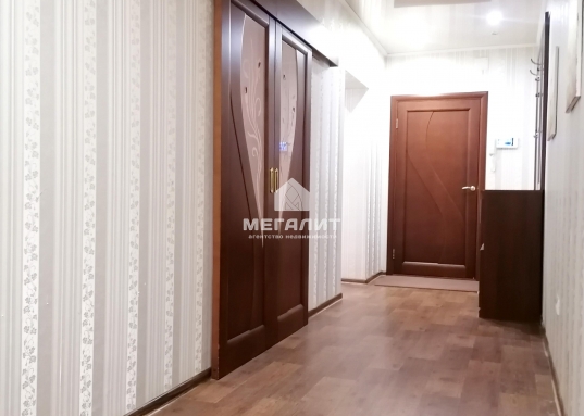 Остаётся кухонный гарнитур со всей техникой.<br /><br />        Чистый подъезд, зеленый двор, рядом остановки общественного транспорта.<br /><br />        Дом расположен в самой востребованной и престижной локации Ново-Савиновского района.