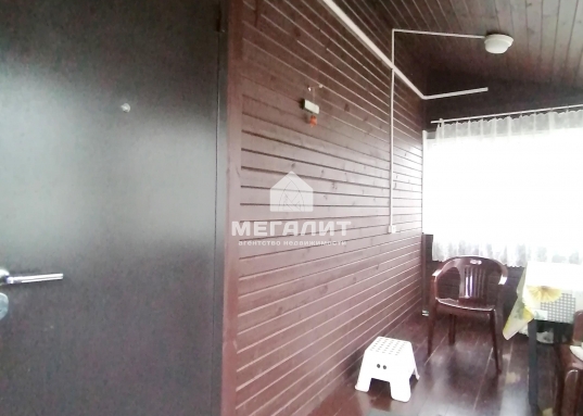 Посажены многолетние цветы, плодовые деревья, ягоды.