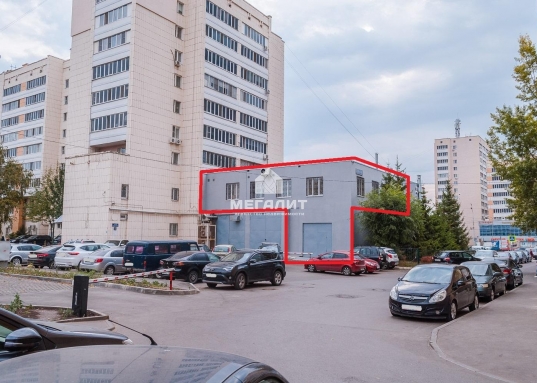 метро "Козья слобода"</strong><strong></strong><br />- Локация деловой активности, в минуте ходьбы от станции метро, Чистопольская дом 5 -<strong>"Хаб"</strong> банковских учреждений и объектов финансовой-юридической деятельности:<strong> Сбербанк, ВТБ банк, Ак-Барс банк,</strong> <strong>Юридический центр №1, </strong>также в данном доме расположены отделение <strong>МФЦ</strong> и агентство недвижимости, объекты ресторанного бизнеса: <strong>гастробар "Хочу и Буду", ресторан "Мангал" </strong>и различные торговые организации.<br />- Второй этаж<br />- Отдельный вход<br />- Доступ 24/7<br />- Наличие гаражного помещения, парковка</p><p><strong>   Описание:</strong><br />- Помещение общей площадью <strong>171.1 кв.м.<br /></strong>- Помещение гаража площадью <strong>38,8 кв.м.</strong><br />- Зона рецепции площадью <strong>23 кв.м</strong>.<br />- Кабинет руководителя площадью <strong>18,3 кв.м. </strong>с отдельным с/у и комнатой отдыха (<strong>10,5 кв.м.</strong>)<br />- Зал проведения переговоров площадью <strong>27,5 кв.м.</strong><br />- 4 изолированных кабинета с окнами площадью от <strong>14,5 кв.м.</strong><br />- Помещение для приема пищи<br />- Раздельные санузлы (м/ж)<br />- Полы в кабинетах ламинат, в местах общ.