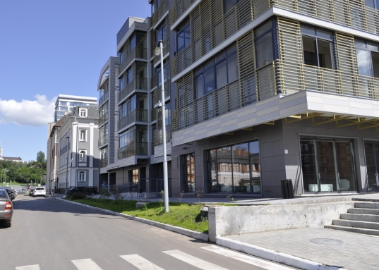 Локация:
- исторический центр города Казани
- первая линия ул. Островского
- вблизи станции метро «Суконная слобода»
- первый этаж жилого дома бизнес-класса

Описание:
- общая площадь помещения 83.6 кв.м.
- удобная планировка
- презентабельная входная группа
- место под вывеску
- большие витражные окна
- большой торговый зал
- коммуникации: водоснабжение, водоотведение, вентиляция, электроснабжение.