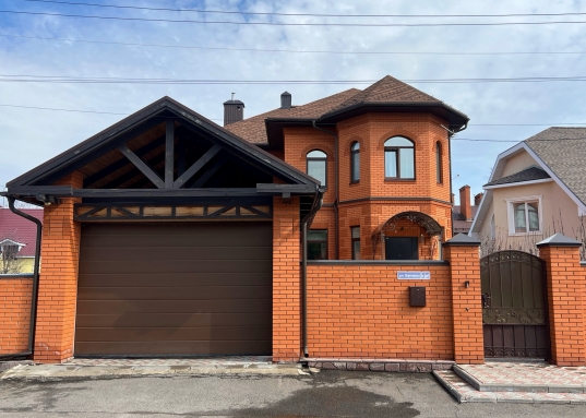 Дом с ремонтом 216 м2 в черте города!