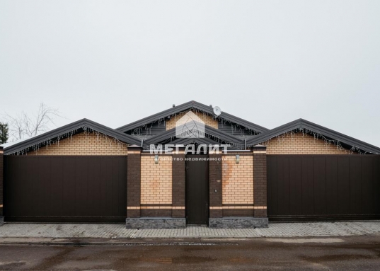 На участка также  расположен гаражный комплекс и навес для машин и техники с автоматическими воротами.