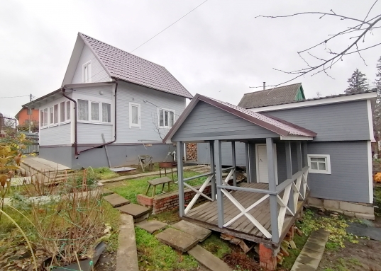 До залива Реки волга 150 метров.<br /><br />     Территория СНТ закрытая от посторонних, широкие аллеи, удобные подъездные пути. До садового общества ведет отличная асфальтированная дорога.​​​​​​​ <strong>Дом круглогодичное проживания, с регистрацией по месту жительства, зимой основные дороги чистят</strong>!<br /> <br />     В шаговой доступности станция электрички.