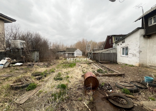 До дома асфальтированная дорога, в 300 метрах от города остановка общественного транспорта, магазины Магнит и Пятерочка, пункты выдачи Озон и Валдберис.