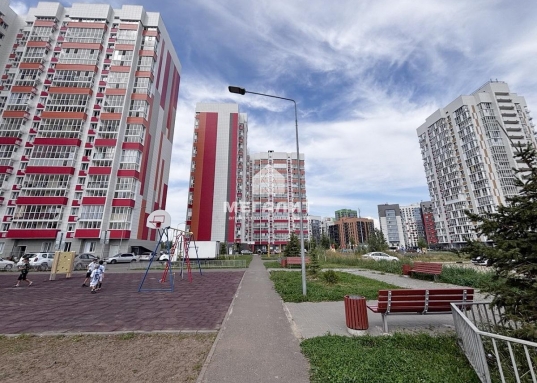 Рядом превосходный, эстетичный парк «Салават Купере», где можно проводить время с семьей.<br /> <br /><strong>ПРЕИМУЩЕСТВА КВАРТИРЫ:</strong><br />- квартира новая,<strong> </strong><strong>никто не жил<br />- чистовая отделка</strong> <br />- комфортная,<strong> удобная планировка</strong><br />-кухня с выходом на лоджию<br />- большие спальные комнаты на разные стороны, с выходом на лоджию<br />- на окнах пластиковый стеклопакет, установлены современные радиаторы, счетчики на свет, воду<br />- в доме два лифта (грузовой и пассажирский) сквозной подъезд <br />- небольшие коммунальные платежи<br />- чистый ухоженный подъезд, доброжелательные соседи<br /><br /><strong>ПЛАНИРОВКА:</strong><br />- общая площадь  <strong>86,3 кв.м</strong><br />- кухня 13 кв.м<br />- комнаты 16,3 кв.м 14,7 кв.м и 14,4 кв.м <br />- сан.