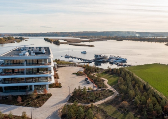 Причалы снабжены водой и электричеством, а на охраняемой территории яхт-клуба есть парковка и зарядные станции, что станет приятной новостью для владельцев электромобилей и электрокатеров.