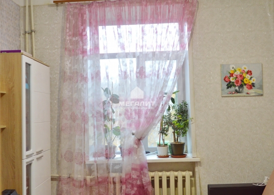 Уникальная возможность купить трёхкомнатную квартиру "сталинку" в центре Авиастроительного района г. Казани в 5 минутах от метро.<br /><br />Эта квартира располагается в непосредственной близости от станций метро "Авиастроительная", что значительно облегчает перемещения по городу и снижает временные затраты на дорогу.