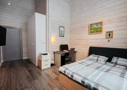 На участка также  расположен гаражный комплекс и навес для машин и техники с автоматическими воротами.