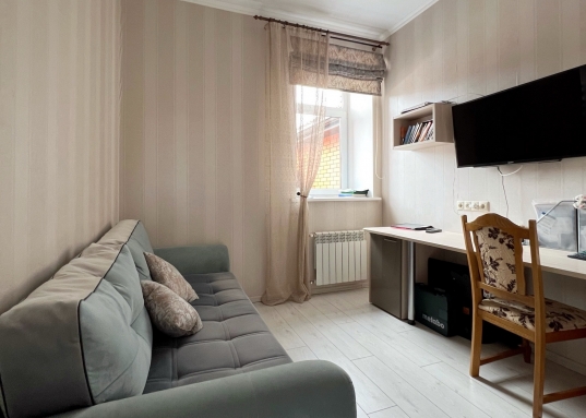 Экологически чистый уголок Казани: поселок окружён лесом, что гарантирует свежий воздух и возможность наслаждаться прогулками на природе круглый год. <br />Шикарное месторасположение:10 минут езды до центра на машине или 10 минут пешком до станции метро "Дубравная!.<br /><br /><strong><em>О доме:</em></strong><br />* Дом 2014 года постройки<br />* На 1 этаже кухня-гостиная 33,2 м2 с выходом на террасу 12 м2, кабинет, просторная прихожая,тамбур, гостевой сан.узел, котельная и банный комплекс;<br />* На 2 этаже мастер-спальня 22,7 м2 с собственной ванной комнатой, 2 спальни по 20 м2 и 13,4 м2, гардеробная, сан.узел с душевой<br />* На цокольном этаже есть небольшой оборудованный подвал 6,2 м2 и кладовая для хранения 14 м2<br />* Централизованные водоснабжение<br />* Канализация септик 2 колодца с переливом по 6 колец<br />* По периметру дома - забор, есть гараж и навес с откатными воротами.<br /><br /><strong><em>Об участке:</em></strong><br /> * Участок правильной формы 6,5 соток<br /> * Забор по всему периметру, откатные ворота<br /> * Перед домом и по периметру - брусчатка<br /> * Зона барбекю с русской печью<br /> * Ухоженный плодоносящий сад: яблони, груши, слива, цветник и т.д.<br /><br /><strong> Удобное местоположение:</strong><br />Всего 10 минут на автомобиле и вы уже в центре города!