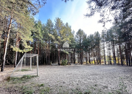 Здесь Вы дышите не просто воздухом, а ароматом соснового леса.<br /><br /><span style="text-decoration:underline;">О ДОМЕ: УСАДЬБА, ГДЕ БУДЕТ СЧАСТЛИВА ВАША СЕМЬЯ…<br /><br /></span>Дом + банный комплекс + летняя кухня с зоной барбекю + гараж = 743,8 м2.<span style="text-decoration:underline;"></span><br /><br /><strong>2-этажный дом в стиле Райта площадью 445,8 м2</strong> и высотой потолков 3.5 метра безупречен для жизни и продуман до мельчайших деталей: второй свет, уютный дровяной камин, зимний сад, приватная зона для каждого члена семьи, террасы и гараж на 2 автомобиля – одни из многих плюсов, предусмотренных для комфорта и гармонии.