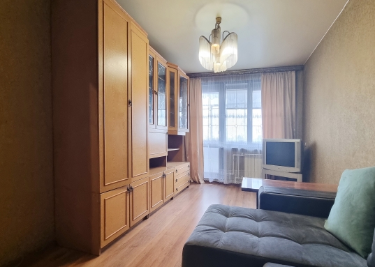 Сдается в первый раз!!!<br /><br />Ленинградка, чистый подьезд, видеодомофон.<br />​​​​​​​Современная территория, видеонаблюдение, детская и спортиная площадки.<br /><br />МЫ ПРОВЕРИЛИ КВАРТИРУ ,ЧТО В НЕЙ ВСЁ ХОРОШО,СОБСТВЕННИК НАДЁЖНЫЙ.<br /><br />ФОТОГРАФИИ НАСТОЯЩИЕ- МЫ ИХ СДЕЛАЛИ САМИ.<br /><br />Чистая и опрятная квартира, техника вся имеется (два телевизора, холодильник, СВЧ, стиральная машина, кондиционер, Интернет), из мебели двуспальная кровать, платяной шкаф, раскладывающийся большой угловой диван, стенка, встроенный шкаф-купе с зеркалом.<br /><br />В шаговой доступности мечеть "Булгар", продуктовые магазины, поликлиника, аптеки, великолепное озеро для прогулок и иные объекты инфраструктуры.