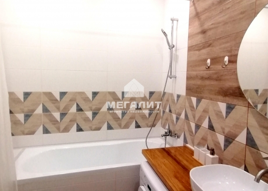 <strong>До Центра 10 минут.</strong></p><p>  <strong>  </strong> <strong>Предлагаем однокомнатную квартиру в центре Советского района по ул. Петра Полушина, д.4 в доме, расположенном напротив торгового комплекса Мегга.</strong></p><p>     Дом повышенной комфортности, закрытый двор, видеонаблюдение, система умный дом.</p><p>      В квартире сделан современный ремонт, имеется вся необходимая мебель и техника для комфортного проживания:</p><p>- двуспальная кровать;</p><p>- диван раскладной;</p><p>- обустроенная гардеробная;</p><p>- кухонный гарнитур;</p><p>- свч печь;</p><p>- телевизор;</p><p>- кондиционер;</p><p>- стиральная машина;</p><p>- холодильник.<br /><br />    Жилой комплекс расположен в центре Советского района, развитая инфраструктура, все, что необходимо для жизни находиться в шаговой доступности, напротив, по ул. Пр.