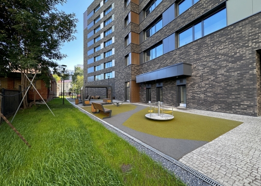 метро "Суконная слобода" (улицы Назарбаева, Петербургская, Островского), КГАСУ на ул. Калинина, кинотеатр "Мир"  (ул. Чехова, Достоевского), ТРЦ "Корстон"  (ул. Ершова, Вишневского), ресторан "Зимняя вишня" (ул. Айвазовского, Муштари, Ульянова-Ленина).