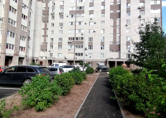 Остаётся кухонный гарнитур со всей техникой.<br /><br />        Чистый подъезд, зеленый двор, рядом остановки общественного транспорта.<br /><br />        Дом расположен в самой востребованной и престижной локации Ново-Савиновского района.