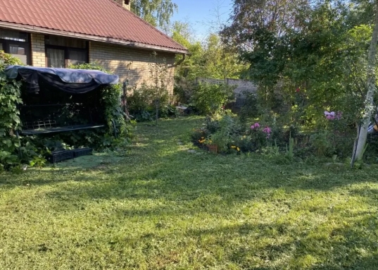 Матюшино прямо на берегу матушки Волги Вы найдете то, о чем мечтали!<br /><br />Дом построен в 2006 году, есть баня, гараж, теплица, летняя кухня с зоной барбекю, выполнено полное благоустройство участка: брусчатка, большое количество декоративных и плодовых деревьев: сосны, ели, кедры, разнообразие можжевельников и туй, яблони, груши, вишни, 6 сортов винограда и многое другое будут радовать Вас каждое лето!<br /><br /><strong><span style="text-decoration:underline;">О доме:</span></strong><br /><br />Год постройки: 2006<br />Площадь 200,6 м2<br />Материал стен: кирпич<br />Фундамент: блочный<br />Количество этажей: 2<br />Количество спален: 5<br />Коммуникации: отопление: индивидуальный газовый котел с насосом, электричество: 380 Вольт, вода: артезианская скважина.<br />Внутренняя отделка: различные сорта древесины - лиственница, сосна, дуб и тд.<br /><br />Дом полностью экологичен, каким и должен быть качественный дом для жизни на природе!<br />Великолепные видовые характеристики в любое время года: летом - бескрайние просторы Волги и щебет птиц, зимой - настоящая Новогодняя сказка!<br /><br /><strong><span style="text-decoration:underline;"> Об участке:</span></strong><br /><br />Площадь участка: 16,27 сот.<br />Участок расположен в 300 метрах от берега Волги.