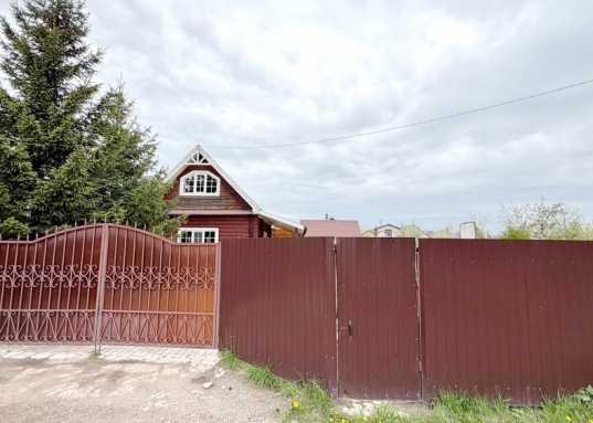 В доме на первом этаже просторная гостиная 24,6 кв.м. ,кухня 13,9 кв.м., сан узел.