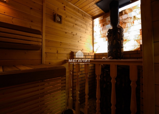 На полу первого этажа - паркетная доска, стены под покраску - в светлых тонах.На кухне - качественный керамогранит.<br />* Три комфортабельные спальни, одна из которых оснащена собственной гардеробной, холл и ванная комната, создающие атмосферу спокойствия и уединения.<br />* Мансарда площадью 50 м² со свободной планировкой, обшитая деревом, идеально подходит для создания кабинета, мастерской или игровой комнаты.<br />* Полноценный цокольный этаж 70 м2 с высотой потолка 3 метра, который можно превратить в великолепный спортзал или развлекательную зону.<br />* Изолированная котельная комната<br /><br /><strong><em>Об участке:</em></strong><br /> * Участок правильной формы 6 соток<br /> * Навес под машину<br /> * Перед домом, в зоне парковки и в зоне банного комплекса выложена брусчатка<br /> * Банный комплекс с сауной из ценных пород деревьев: алтайский кедр, лиственница, африканский абаш, можевельник и ольха.