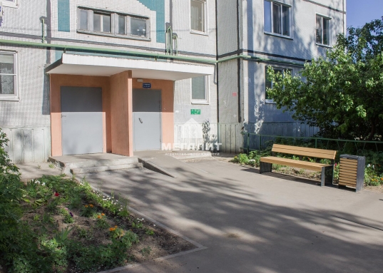 На продажу представлена 3-х комнатная квартира в Ново-Савиновском районе по ул. Адоратского д.13 напротив ТЦ Савиново.<br /><br />О квартире:<br />- общая площадь 66,2 кв.м, с лоджией 68,2 кв.м.<br />- 3 раздельные комнаты: 12,6 кв.м, 13,2 кв.м, 17,3 кв.м<br />- кухня 9,9 кв.м, раздельный санузел<br />- в спальне отдельная гардеробная и широкая лоджия<br /><br />О доме:<br />- благоустроенный зеленый двор с детской площадкой<br />- ТСЖ<br /><br />Об инфраструктуре рядом:<br />- парк отдыха «Континент»<br />- остановки общественного транспорта в 3-х минутах ходьбы, включая трамвай<br />- в шаговой доступности детские сады, школы, гимназия<br />- детская поликлиника и больница №7<br />- ТЦ «Савиново», гипермаркет «Лента», SPAR, Ак Барс Арена, Мегастрой и другие необходимые магазины<br />- Университет юстиции, КНИТУ-КАИ<br /><br />О документах:<br />- один взрослый собственник<br />​​​​​​​- вся сумма в договоре<br />- чистая продажа<br /><br />Рядом расположены улицы: Амирхана, Чистопольская, Ямашева, Гаврилова, Адоратского, Чуйкова.<br />Звоните, покажем в удобное для Вас время.<br /><br />С уважением, ваш гид в мире недвижимости, Эльмира Шайдуллина.<br />АН «МЕГАЛИТ» основано в 2004 году.