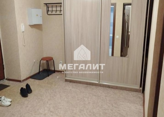 В шаговой доступности: садики, школа, множество магазинов, спортивных и развлекательных комплексов.