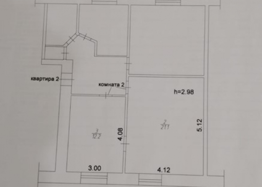 Дом расположен по ул. Военный Городок-2, дом 44, Приволжский район.<br /><br /><em><span style="text-decoration:underline;"><strong>О квартире и доме:</strong></span></em><br />- дом из красного кирпича проекта «сталинка» после капитального ремонта<br />- кухня 7 кв.м<br />- раздельные комнаты 12,2 кв.м и 21,1 кв.м<br />- высота потолков 3 м<br />- раздельный санузел<br />- ремонт можно выполнить по собственным предпочтениям<br />- централизованное горячее водоснабжение (нет газовой колонки)<br />- третья комната находится в собственности муниципалитета, в ней никто не проживает много лет<br /><br /><span style="text-decoration:underline;"><em><strong>Об инфраструктуре:</strong></em></span><br />- удобная транспортная развязка<br />- до центра Казани 12 минут на автомобиле<br />- в 50-ти м от дома набережная озера Кабан<br />- в шаговой доступности остановка общественного транспорта<br />- тихий двор, детская площадка<br />- торговый центр «Бэхетле»<br />- рядом Парк в честь 100-летия Танкового училища<br /><br /><span style="text-decoration:underline;"><em><strong>О документах:</strong></em></span><br />- взрослый собственник<br />- недвижимость без долгов и обременений<br />- вся сумма в договоре<br />- чистая продажа<br /><br />Рядом находятся улицы: Оренбургский Тракт, проспект Универсиады, Бутырская, Даурская, Комарова, Танковая, Курчатова, Латышских стрелков.<br /><br /><strong>Звоните, покажем в удобное для Вас время.<br />Гарантируем юридическую чистоту сделки!<br />АН «МЕГАЛИТ» основано в 2004 году.