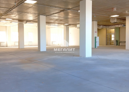 Удачная локация, оживленная улица с большим пешеходным и автомобильным трафиком. Напротив здания остановка общественного транспорта.